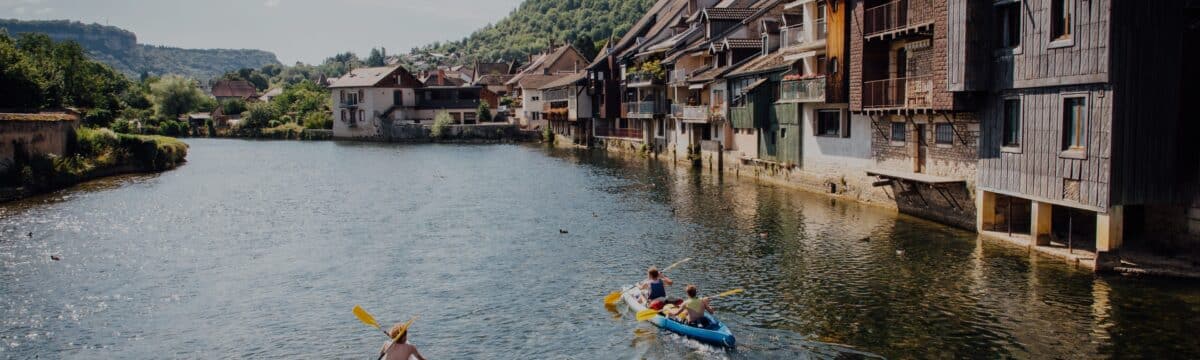 Des canoes kayaks sur la rivière la Loue à Ornans dans le Jura